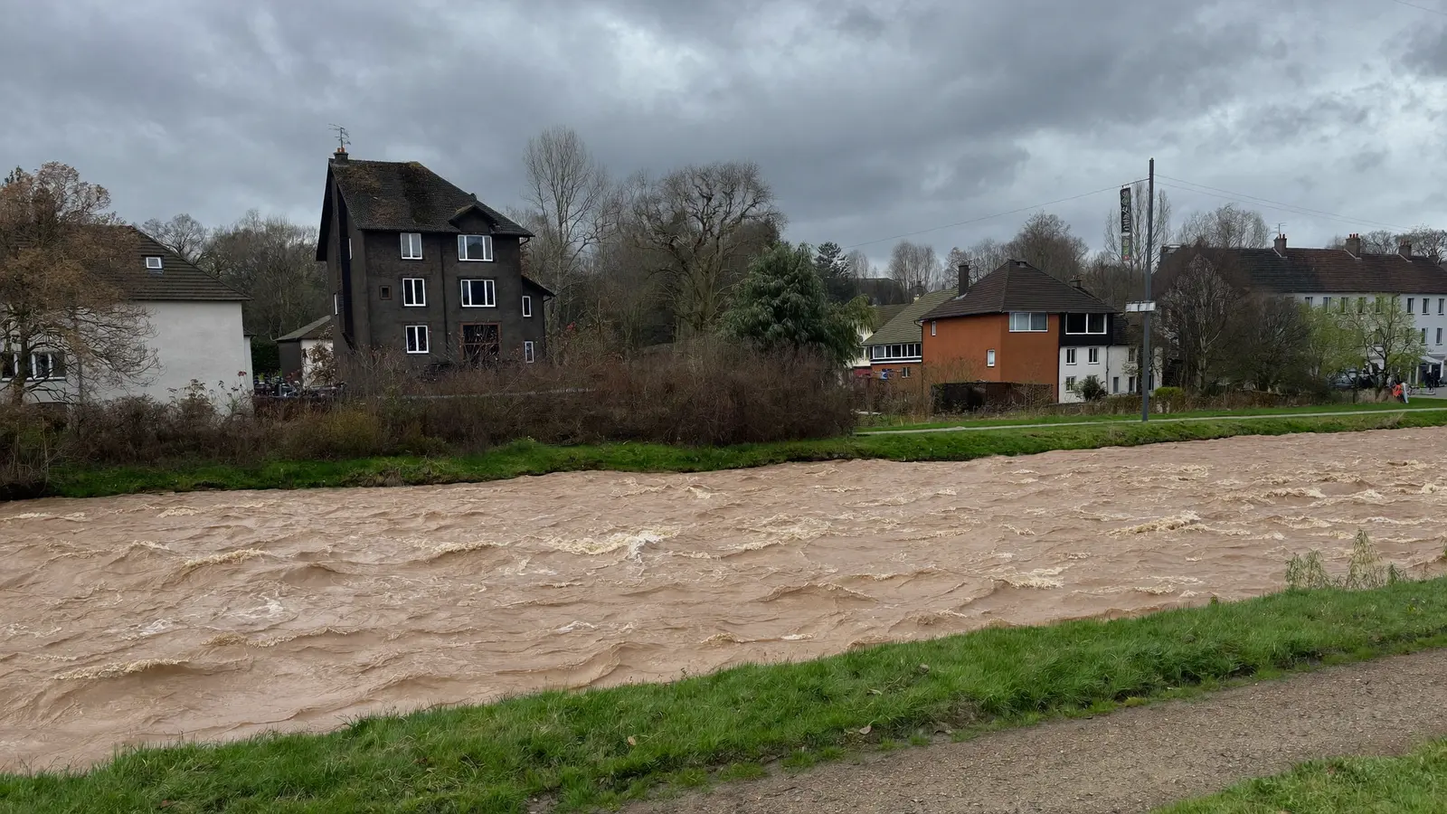 Berges de la Vesle à Reims en crue, eau débordant près d'habitations
